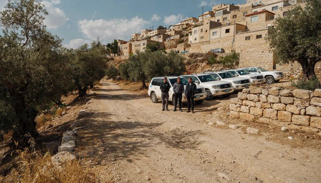 Coloni israeliani picchiano un sindaco francese