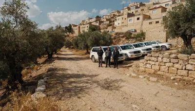 Coloni israeliani picchiano un sindaco francese